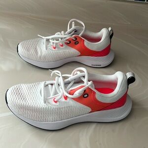 Women’s Under Armour size 7, like new never worn no marks